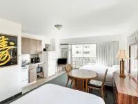 Royal Grove Waikiki Hotel dekat Pantai Waialae