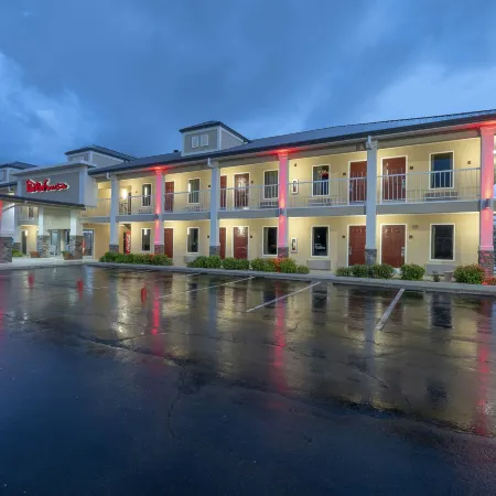 Red Roof Inn & Suites Calhoun