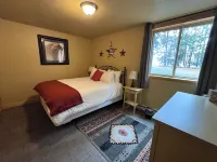 Western themed Cabin in Quiet neighborhood - 1 mile to Yellowstone Park! - balcony