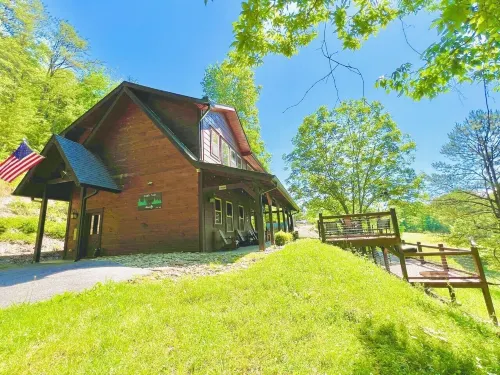 South Side Serenity 2 Bedroom Cabin by RedAwning - ชาเลต์