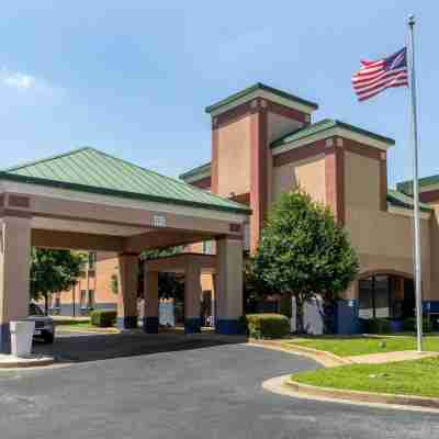 Clarion Pointe South Boston-Danville East Hotel Exterior