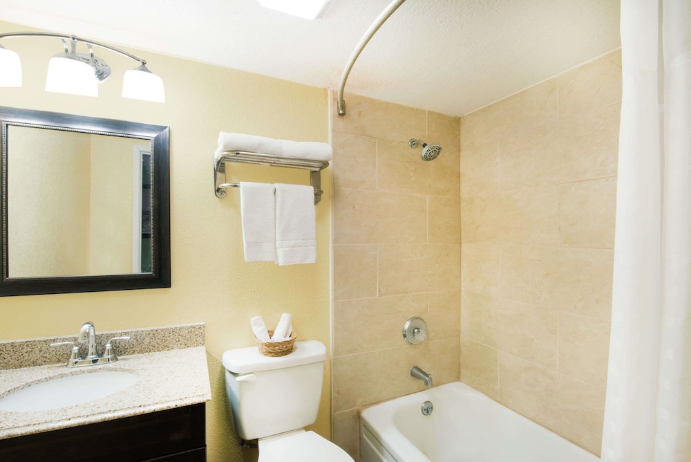 Executive Inn and Kitchenette Suites