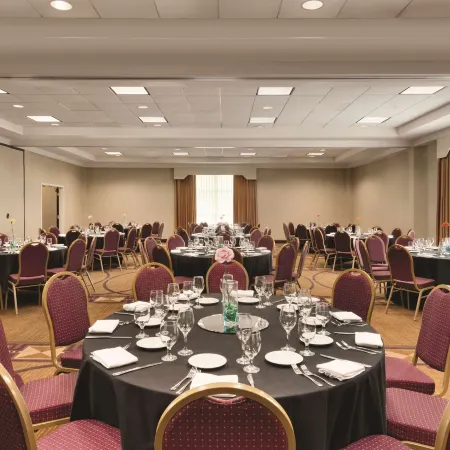 DoubleTree by Hilton Hotel Milwaukee - Brookfield