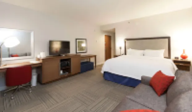 Hampton Inn Emerson LakePoint