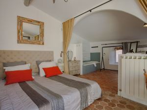 The Authentic Bonnieux Village House, Jacuzzi - by Feelluxuryholidays