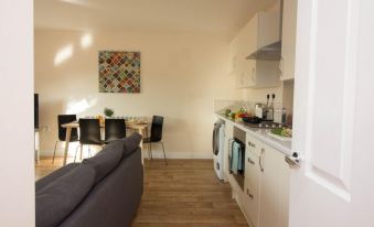 Stayzo Castle Penthouse 17 - A Clean Fresh Modern Apartment with Free Wi-fi