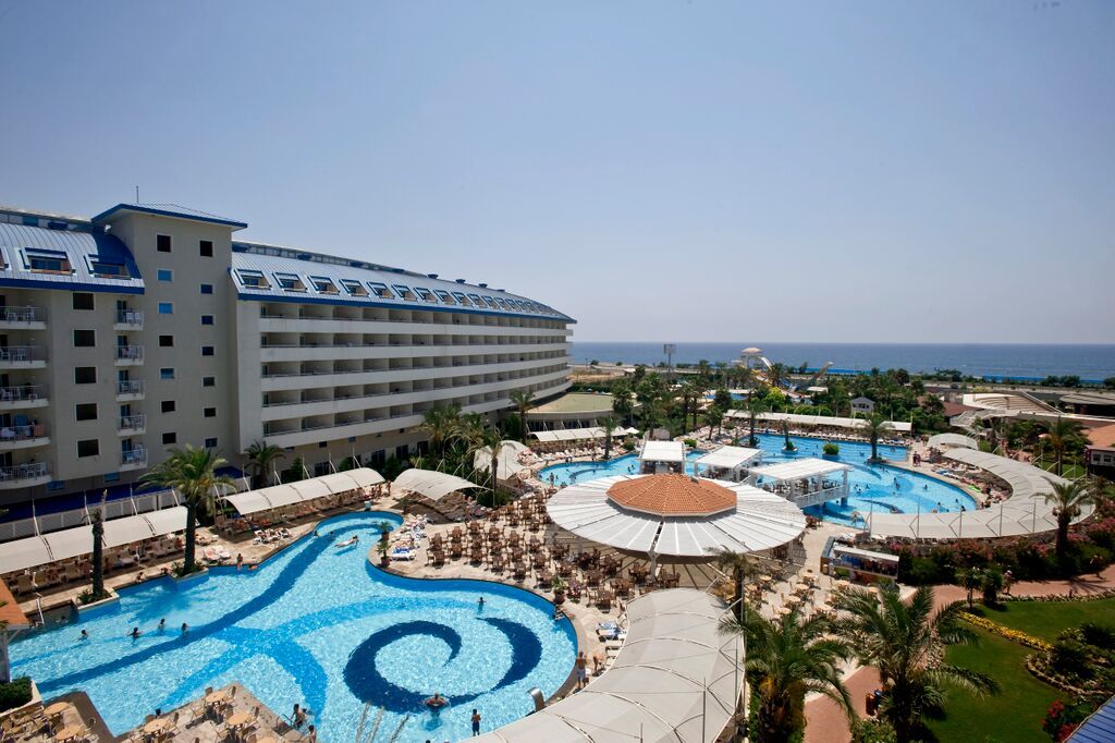 Crystal Admiral Resort Suites & Spa – All Inclusive