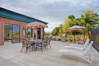 Holiday Inn Express & Suites DYERSBURG by IHG - Parkplatz