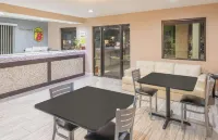 Super 8 by Wyndham Bryant Little Rock Area - breakfast