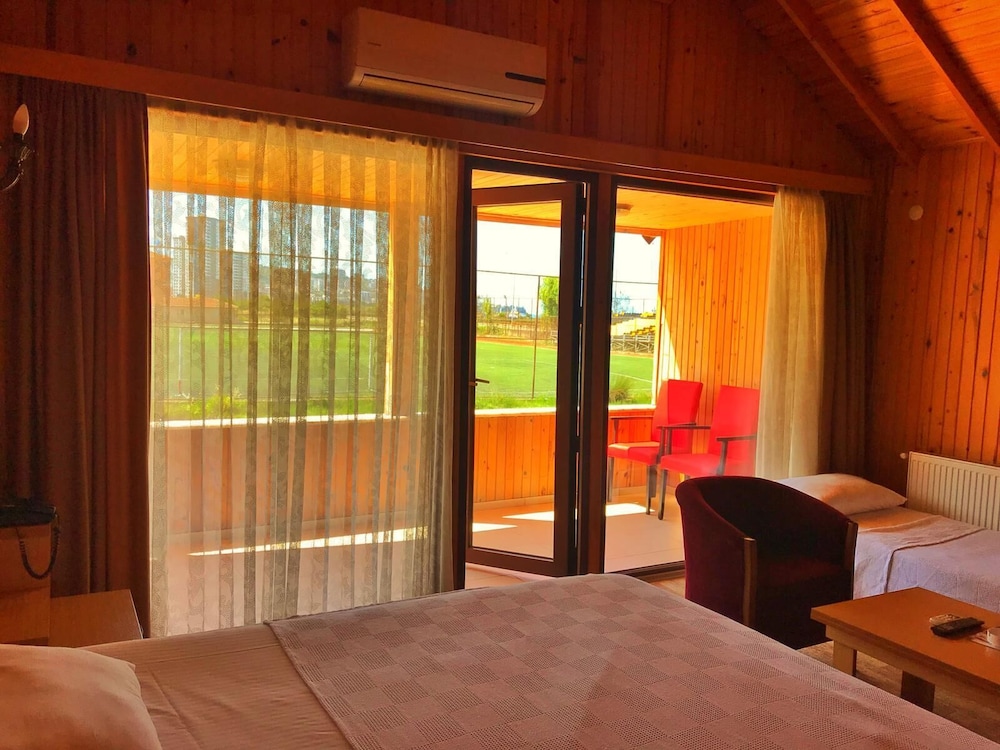 Sandal Otel