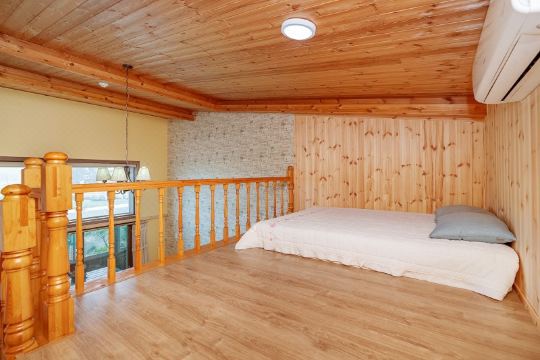 강화 휴엘 팬션의 깔끔한 객실 내부 사진