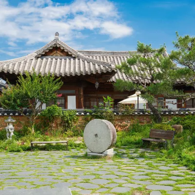 Jeonjuhanogmaeul Ilragdangsarangcae Hotels near Jaman Mural Village