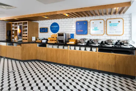 Holiday Inn Express CARDIFF BAY by IHG Отели рядом с достопримечательностью «Андерсон Филдс»