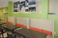 加拉廷 - 納許維爾地鐵舒眠套房酒店 - 早餐