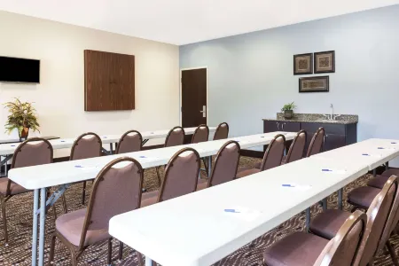 Microtel Inn & Suites by Wyndham Spring Hill/Weeki Wachee Отели рядом с достопримечательностью «Уики Уэши Спринг»