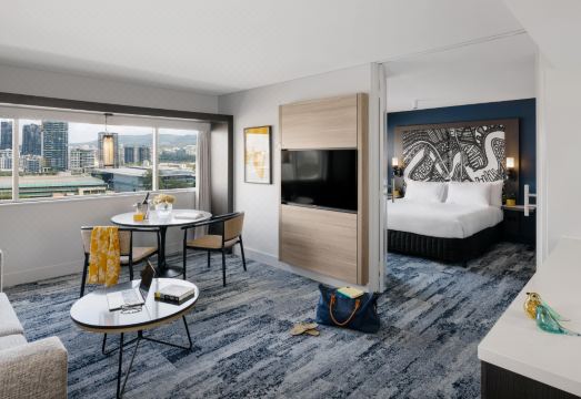 [voco Brisbane City Centre의 실외 수영장 전경]