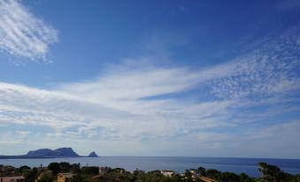 Burdi House, Apartment Surrounded by Greenery and Tranquility Near the Sea