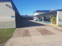 Y Motels Rockhampton - parking