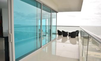 Modern 3 Bedroom Apartment with Sea-Beach View
