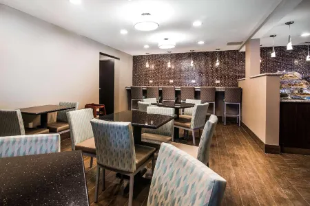 Clarion Pointe Downtown Отели рядом с достопримечательностью «The Oncenter»