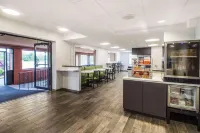Econo Lodge Hotels in Oyster Bay