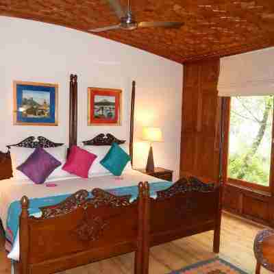 Sukoon Houseboat Dal Lake Rooms