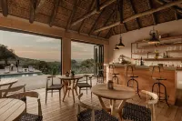 Hlosi Game Lodge - Amakhala Game Reserve - bar