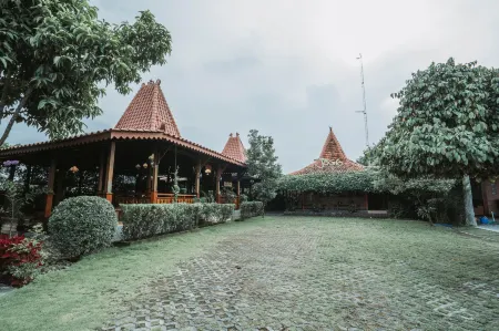 Joglo Ayem Tentrem Отели рядом с достопримечательностью «Sari Temple»