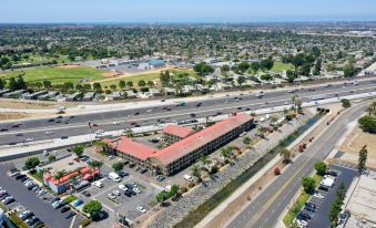 La Quinta Inn by Wyndham Costa Mesa / Newport Beach