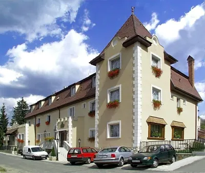 Kikelet Club Hotel Hotels near Hősök tere
