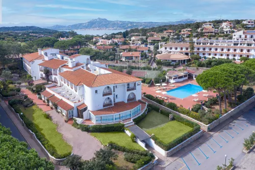 Hotiday Room Collection - Baja Sardinia - Swimmingpools