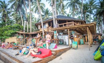 MAD Monkey Hostel Nacpan Beach