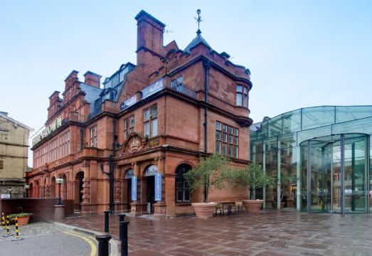 호텔 로비 하단