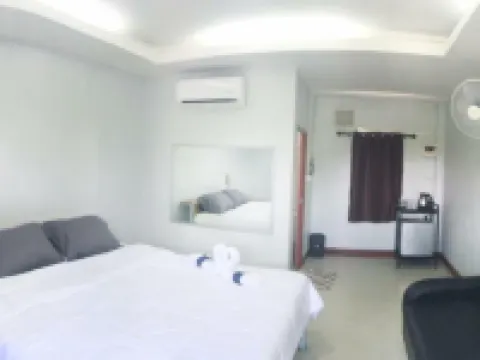 Valee Home & Food Hotels in Ban Na