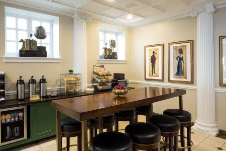 The Willows Hotel Отели рядом с достопримечательностью «Chicago Academy of Science»