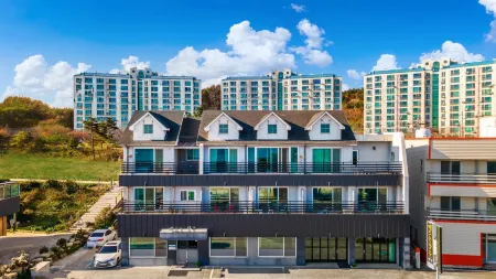 Yangyang Haettuneonchangmoon Pension Отели рядом с достопримечательностью «Наксан- Бич»