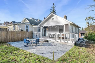 Cozy Cottage in the Heart of Hyde Park 1 Bedroom Home by RedAwning Hotels near At Home