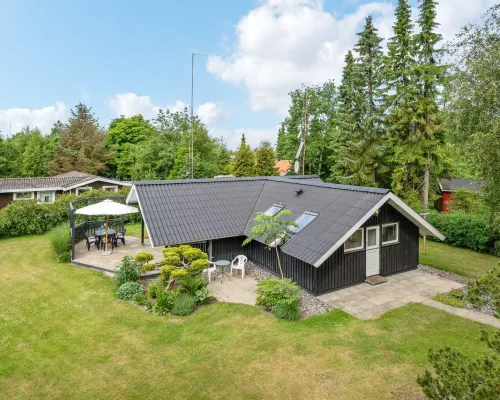 "Nadezda" - 450m from the Sea Hotels in Idestrup
