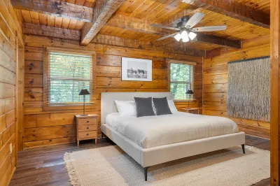 Dudley IV by AvantStay Cosy Cabin w Hot Tub Sweeping Views