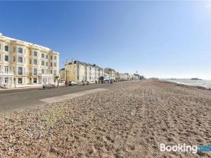 Modern Apartment for Contractors & Small Groups by Stones Throw Apartments - Free Parking - Sea View