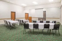 Days Inn by Wyndham Kirksville - parking