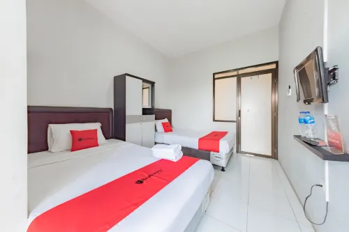 RedDoorz Syariah Near RS Hermina Sukabumi Các khách sạn ở Kadudampit