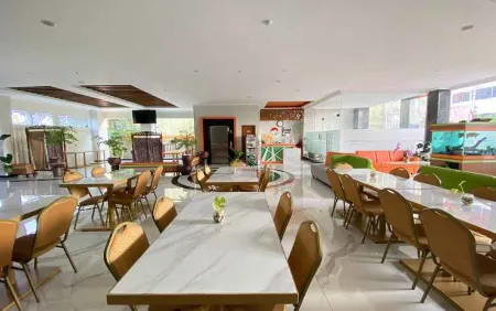 The Grand Cabin Hotel Отели в г. Tegalrejo