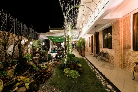 Gwandalan House Отели рядом с достопримечательностью «Iglesia Ni Cristo»