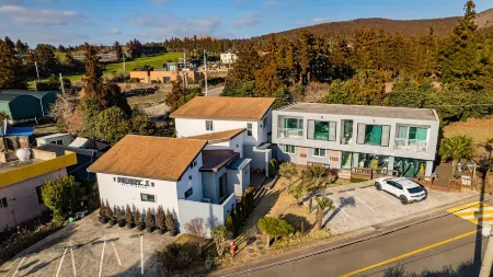 Seogwipo Mary J Spa Pension Отели рядом с достопримечательностью «Pororo & Tayo Theme Park Jeju»