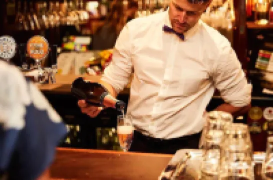 威樂比橋景飯店