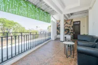 RedDoorz Plus @ Grace Residence Surabaya Các khách sạn ở Sambikerep