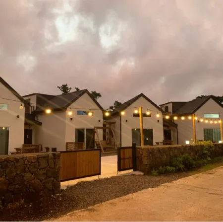 Jeju Pan Forest Pension Отели рядом с достопримечательностью «Dolgeobugi Suseok Bakmulkwan»