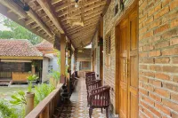 TwoSpaces Living at Pondok Pakde, Jogja - Pensions