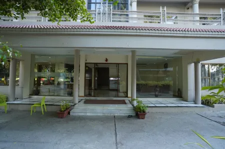 Hotel Hrushikesh Отели рядом с достопримечательностью «Shree Saibaba Sansthan Trust, Shirdi»